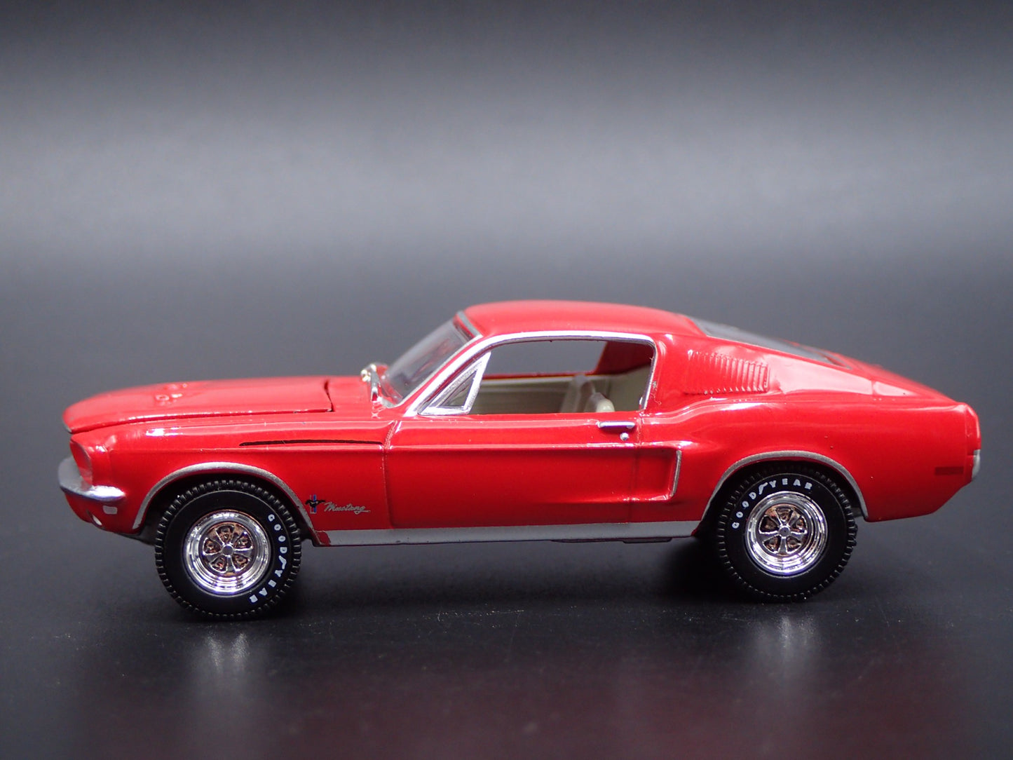 1968 68 FORD MUSTANG FASTBACK 1/64 SCALE COLLECTIBLE DIORAMA DIECAST MODEL CAR