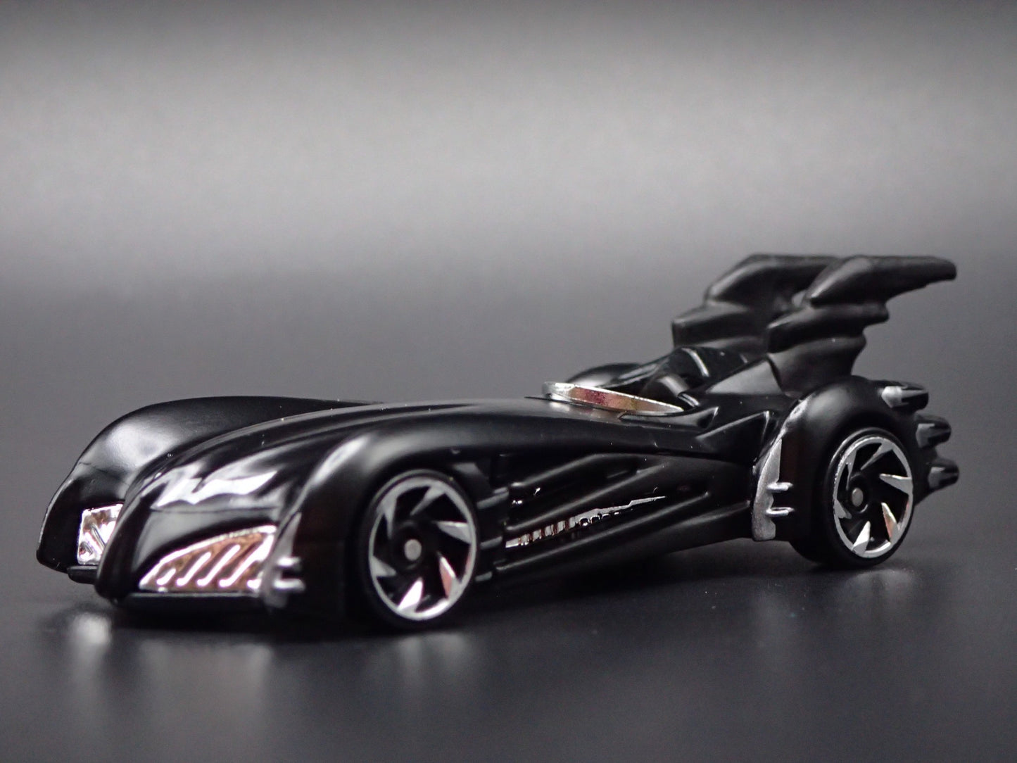 BATMAN & ROBIN BATMOBILE BLACK 1:64 SCALE COLLECTIBLE DIORAMA DIECAST MODEL CAR