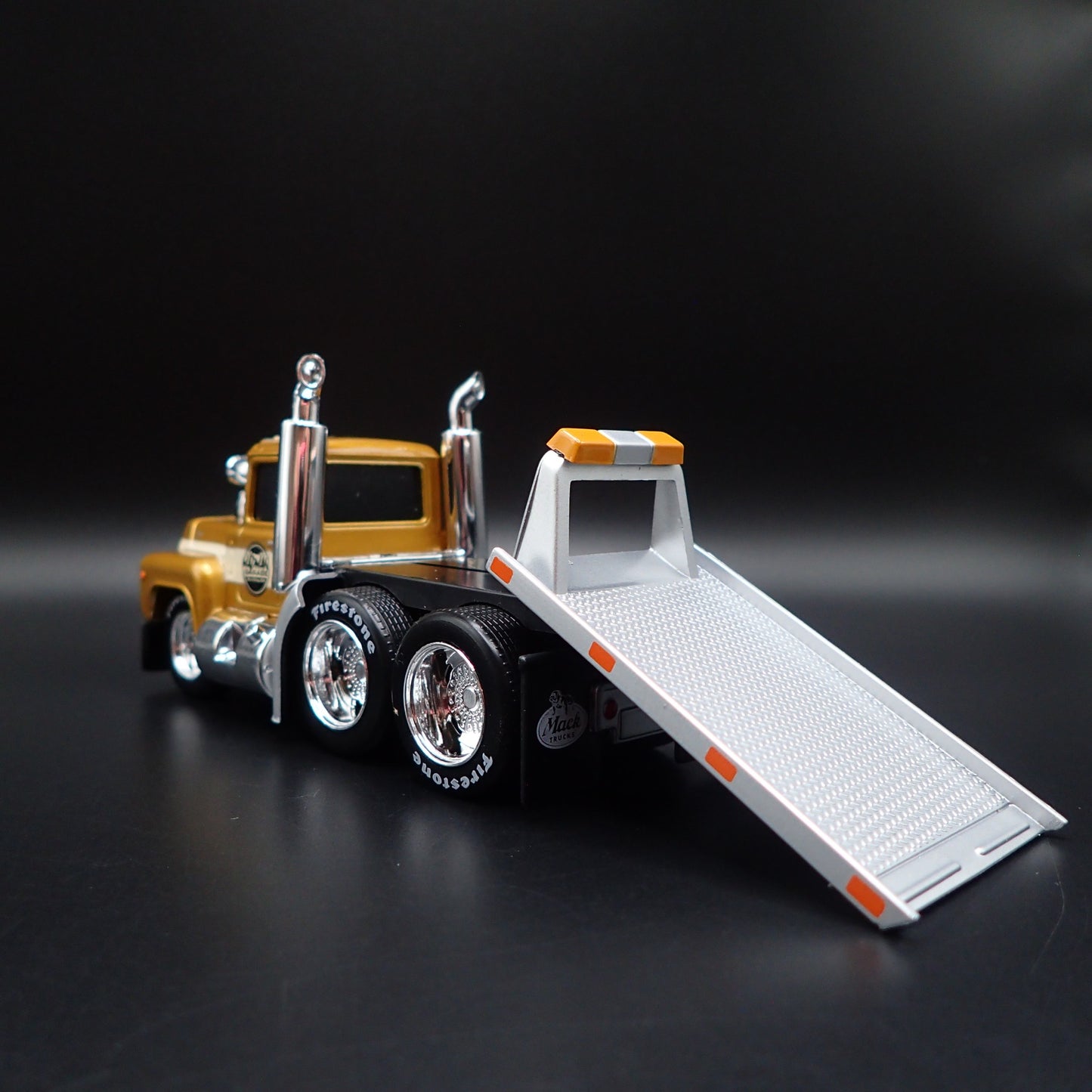 1980 80 MACK R685ST FLATBED TOW TRUCK 1:64 SCALE COLLECTIBLE DIECAST MODEL CAR