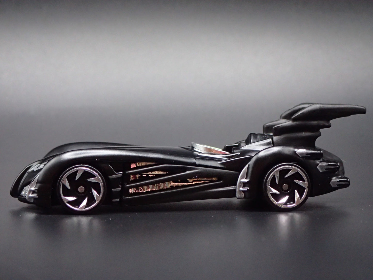 BATMAN & ROBIN BATMOBILE BLACK 1:64 SCALE COLLECTIBLE DIORAMA DIECAST MODEL CAR