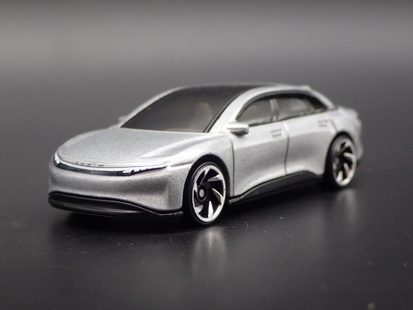 2022-2025 LUCID AIR ELECTRIC VEHICLE SILVER 1:64 SCALE DIORAMA DIECAST MODEL CAR