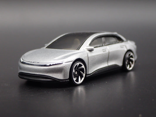2022-2025 LUCID AIR ELECTRIC VEHICLE SILVER 1:64 SCALE DIORAMA DIECAST MODEL CAR