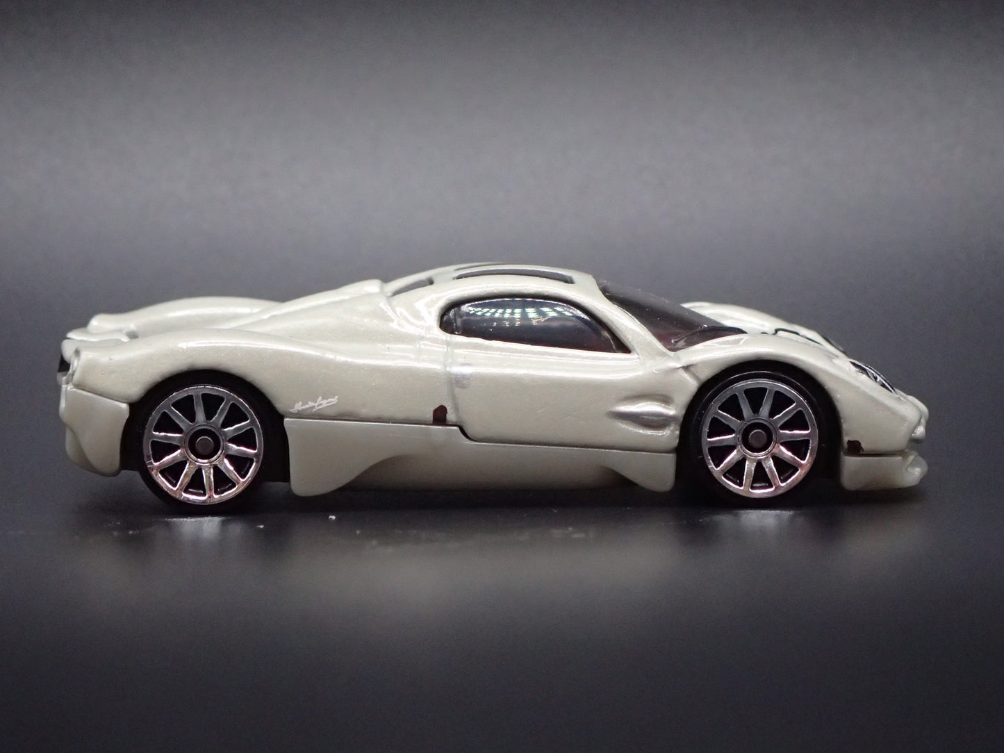 2022-2026 PAGANI UTOPIA SUPERCAR OFF WHITE 1:64 SCALE DIORAMA DIECAST MODEL CAR
