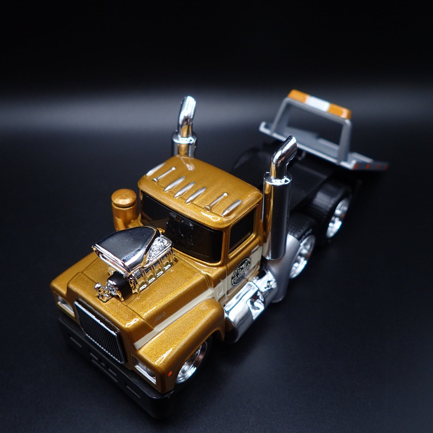 1980 80 MACK R685ST FLATBED TOW TRUCK 1:64 SCALE COLLECTIBLE DIECAST MODEL CAR