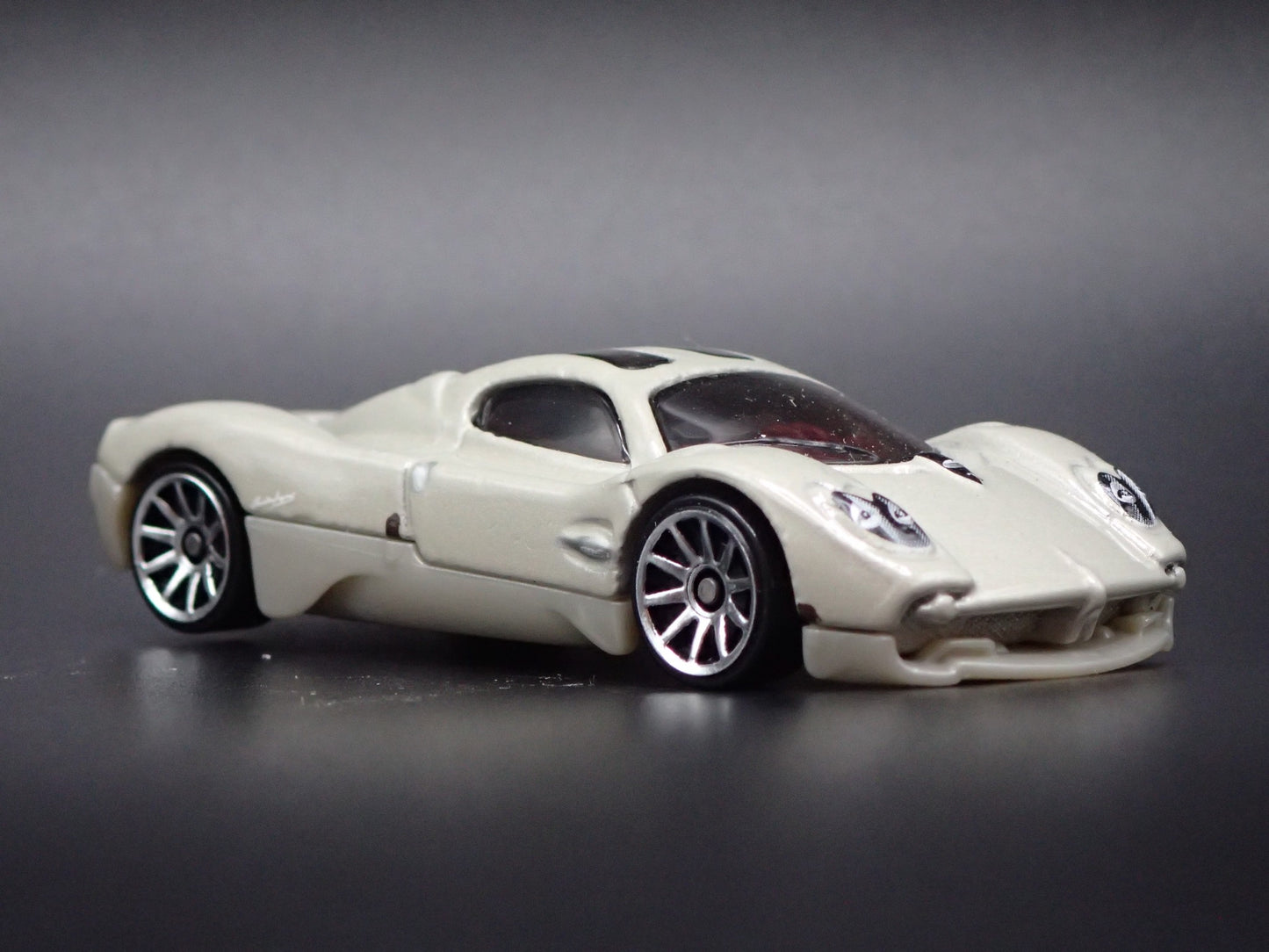 2022-2026 PAGANI UTOPIA SUPERCAR OFF WHITE 1:64 SCALE DIORAMA DIECAST MODEL CAR