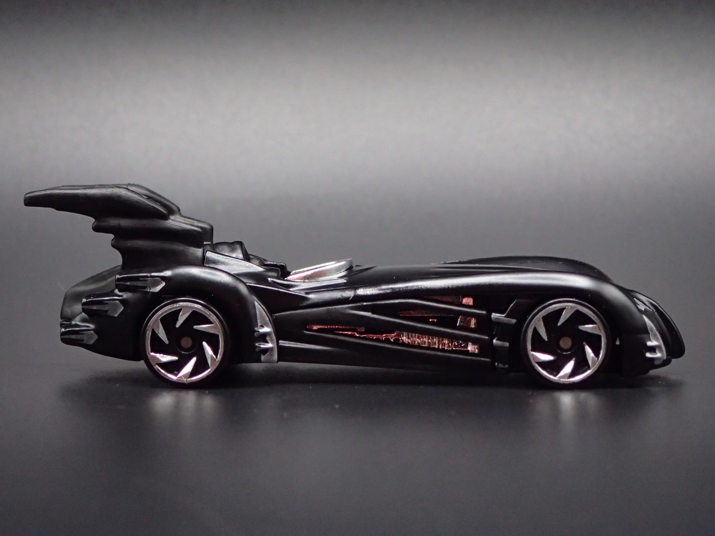 BATMAN THE BRAVE AND THE BOLD BATMOBILE 1:64 SCALE DIORAMA DIECAST MODEL CAR