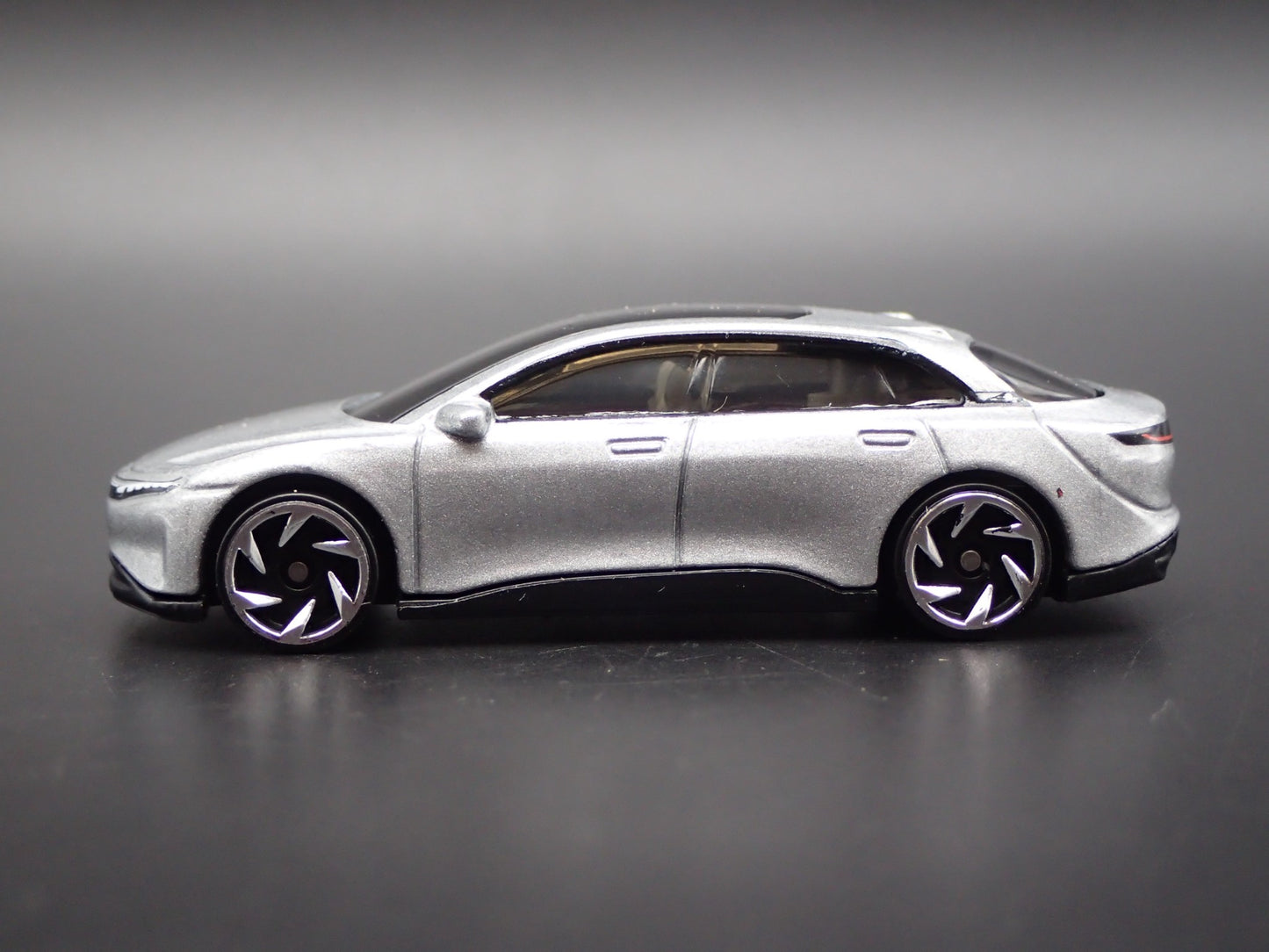 2022-2025 LUCID AIR ELECTRIC VEHICLE SILVER 1:64 SCALE DIORAMA DIECAST MODEL CAR