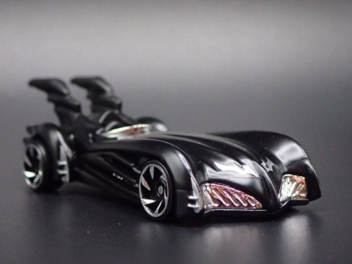 BATMAN THE BRAVE AND THE BOLD BATMOBILE 1:64 SCALE DIORAMA DIECAST MODEL CAR