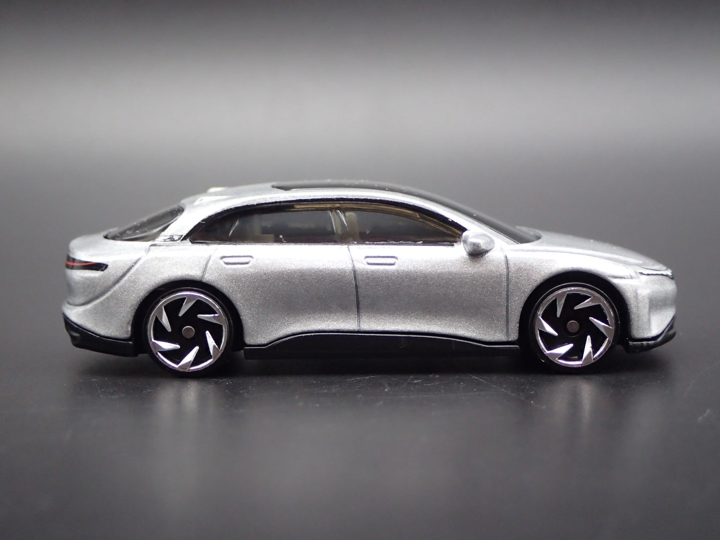 2022-2025 LUCID AIR ELECTRIC VEHICLE SILVER 1:64 SCALE DIORAMA DIECAST MODEL CAR