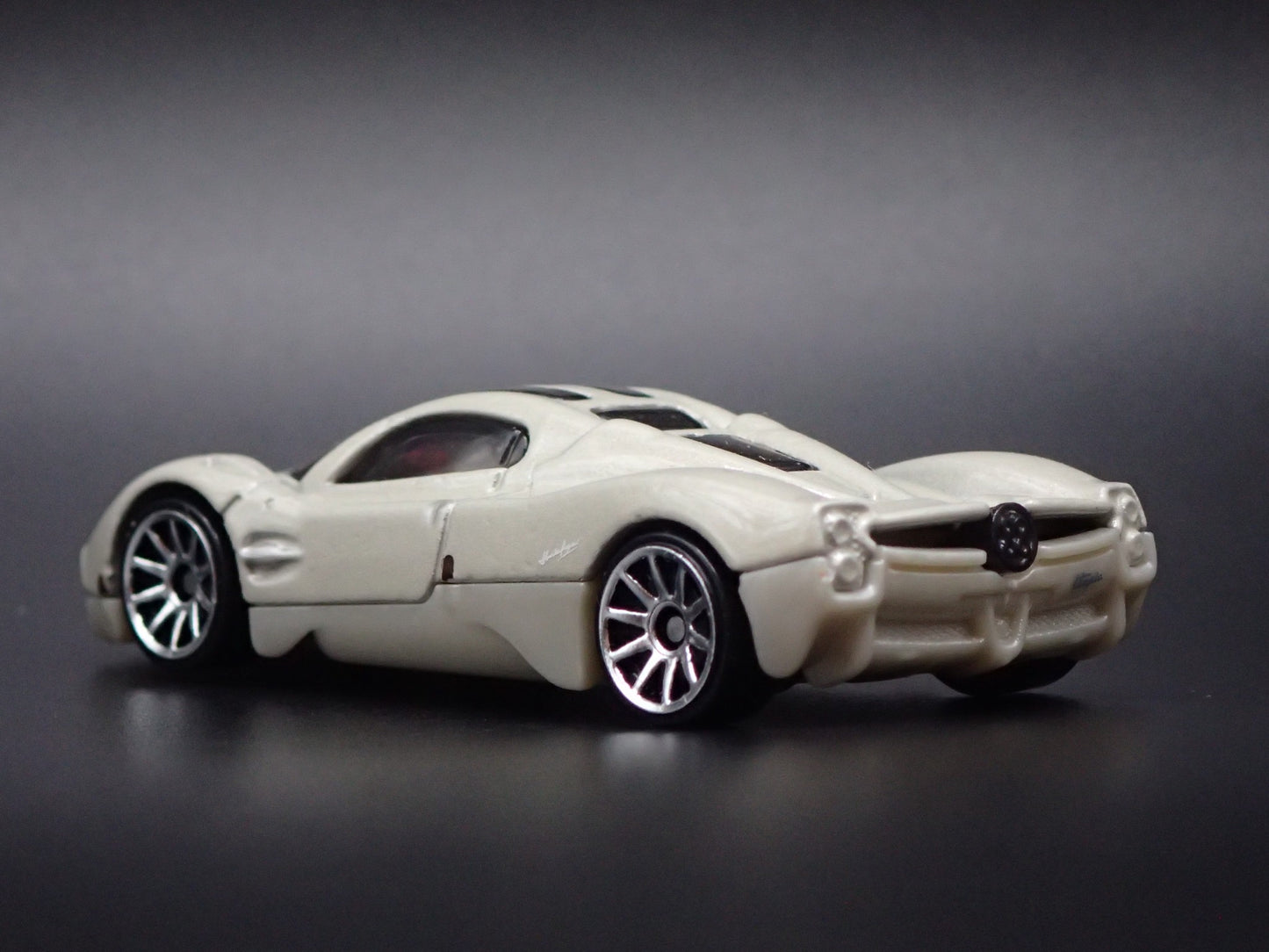 2022-2026 PAGANI UTOPIA SUPERCAR OFF WHITE 1:64 SCALE DIORAMA DIECAST MODEL CAR