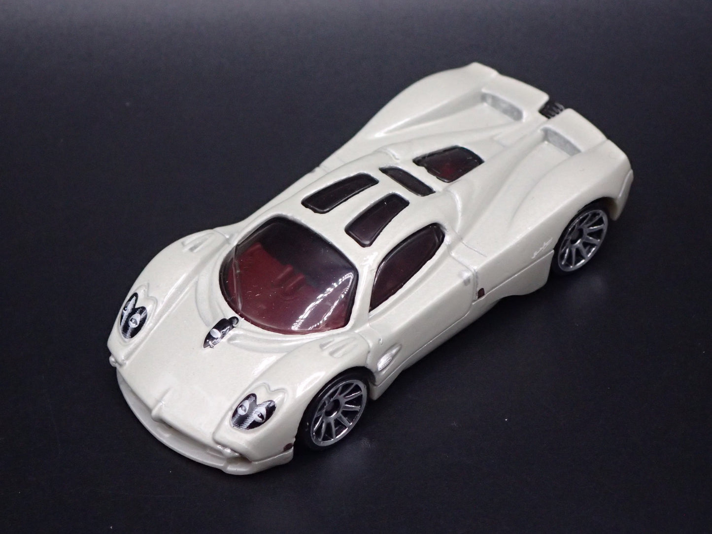 2022-2026 PAGANI UTOPIA SUPERCAR OFF WHITE 1:64 SCALE DIORAMA DIECAST MODEL CAR