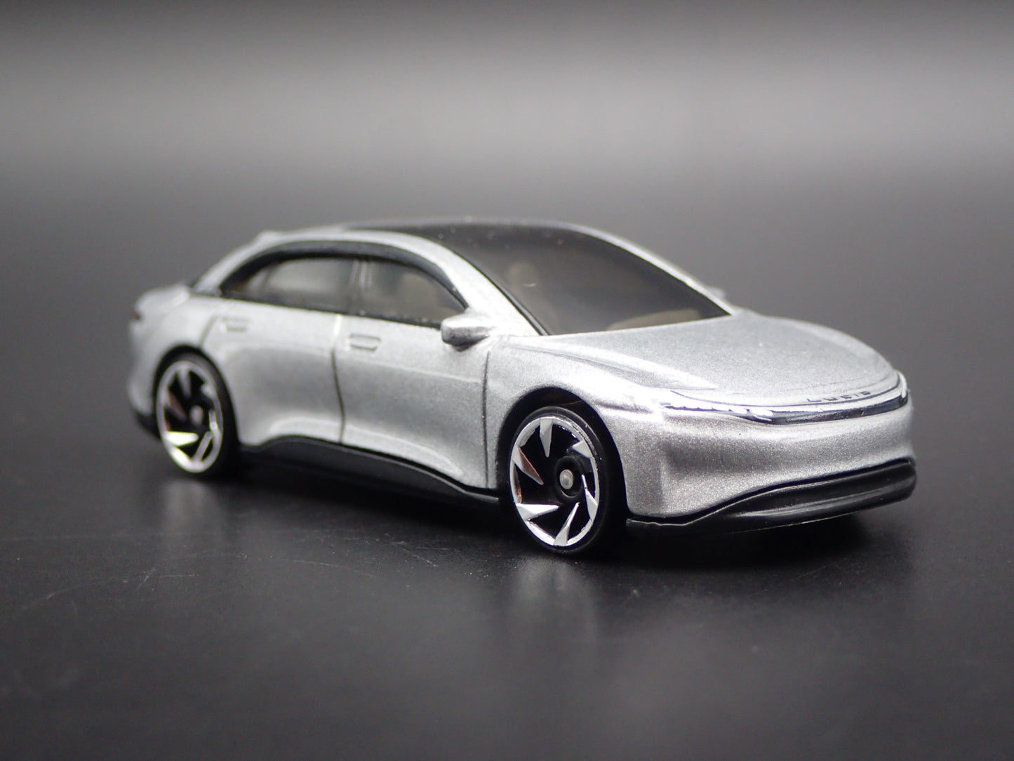 2022-2025 LUCID AIR ELECTRIC VEHICLE SILVER 1:64 SCALE DIORAMA DIECAST MODEL CAR