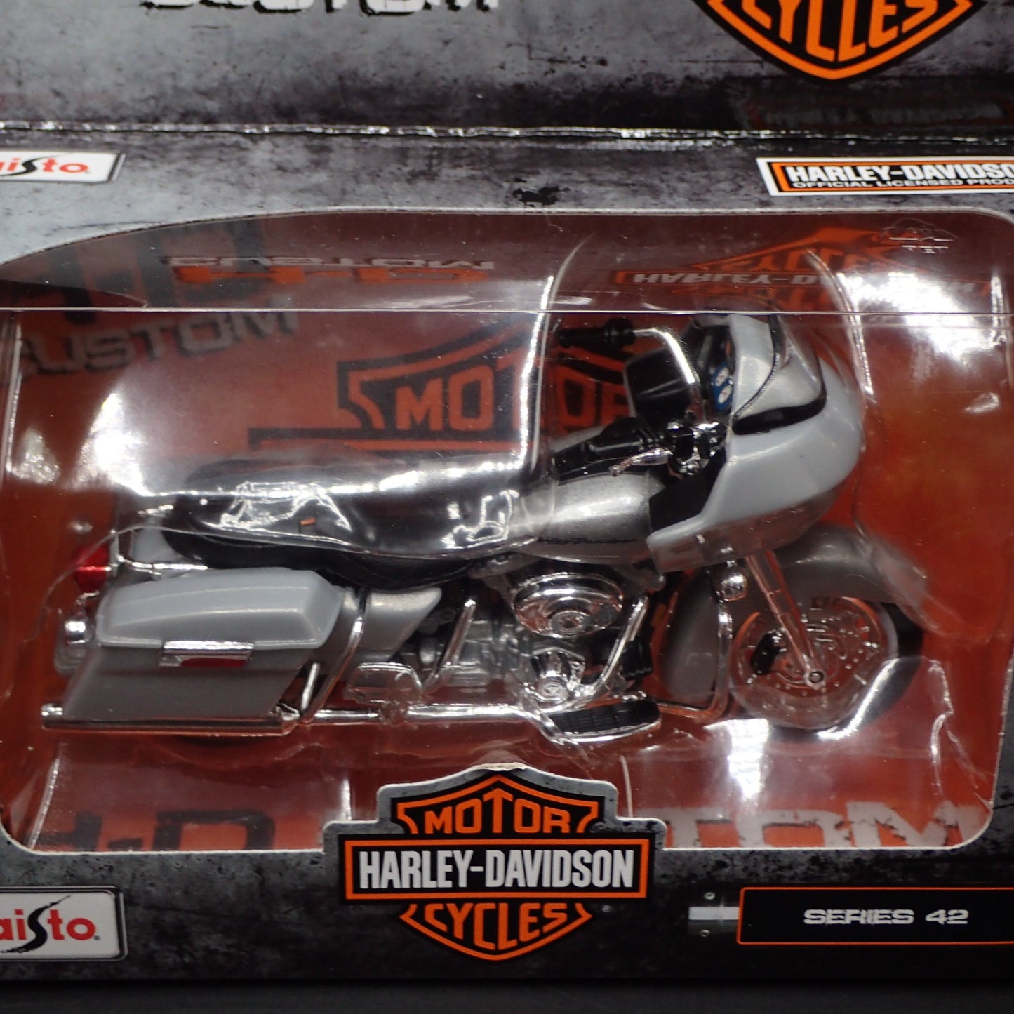 2002 02 FLTR ROAD GLIDE HARLEY DAVIDSON MOTORCYCLE MAISTO SERIES 42 1/18 MODEL