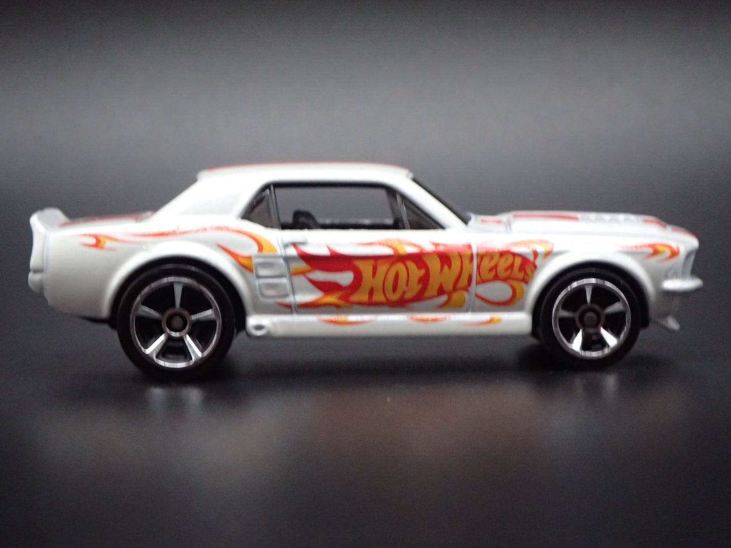1967 67 FORD MUSTANG COUPE WHITE 1:64 SCALE COLLECTIBLE DIECAST MODEL CAR