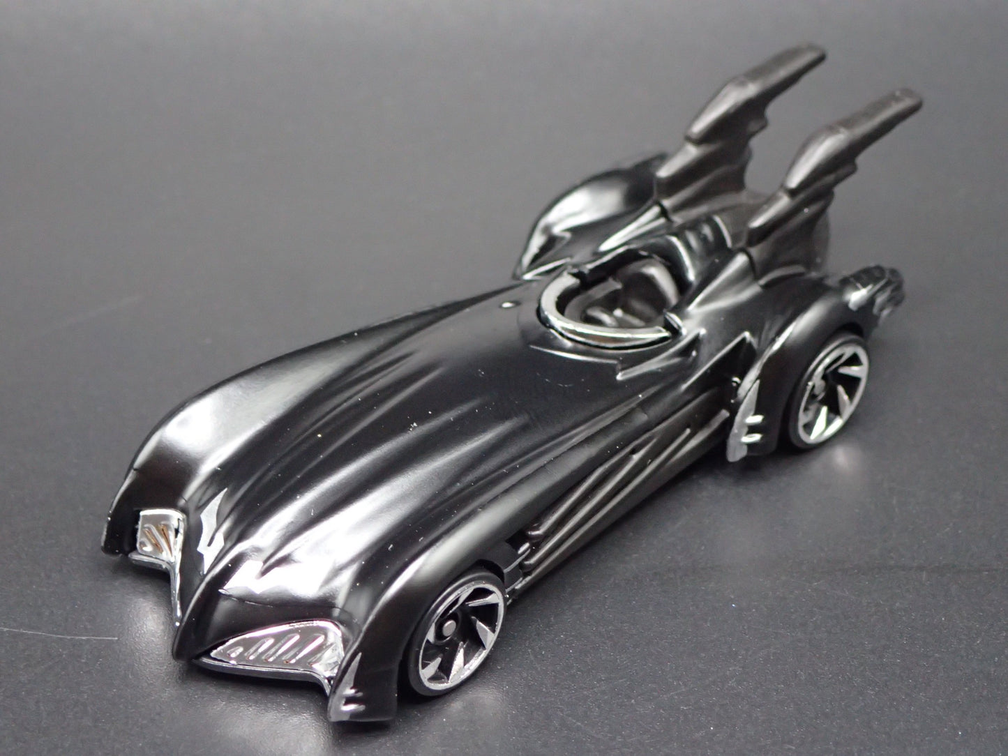 BATMAN & ROBIN BATMOBILE BLACK 1:64 SCALE COLLECTIBLE DIORAMA DIECAST MODEL CAR