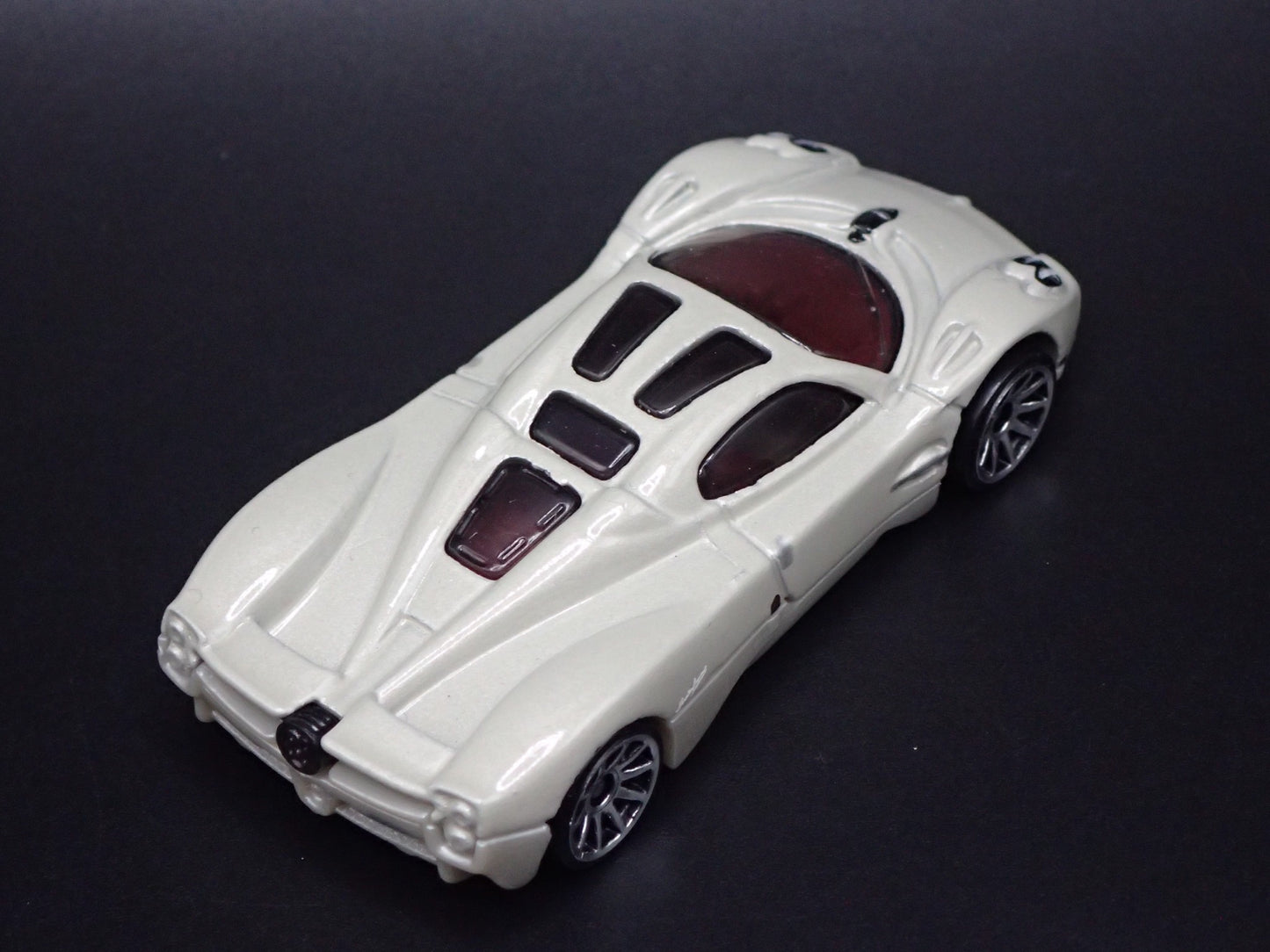 2022-2026 PAGANI UTOPIA SUPERCAR OFF WHITE 1:64 SCALE DIORAMA DIECAST MODEL CAR