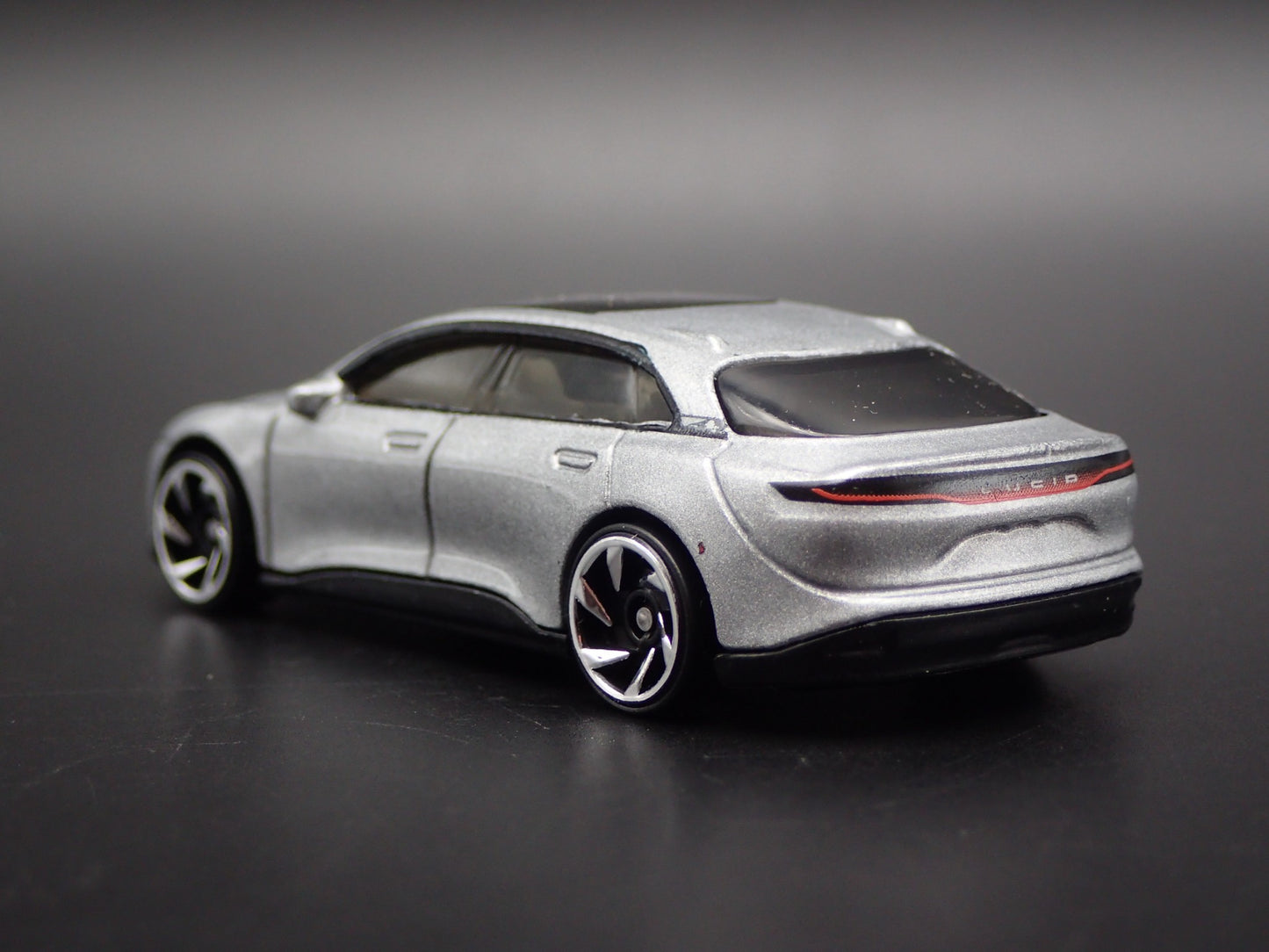 2022-2025 LUCID AIR ELECTRIC VEHICLE SILVER 1:64 SCALE DIORAMA DIECAST MODEL CAR