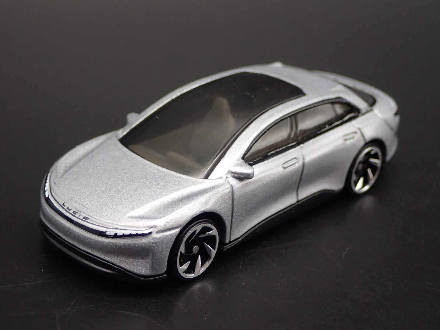 2022-2025 LUCID AIR ELECTRIC VEHICLE SILVER 1:64 SCALE DIORAMA DIECAST MODEL CAR