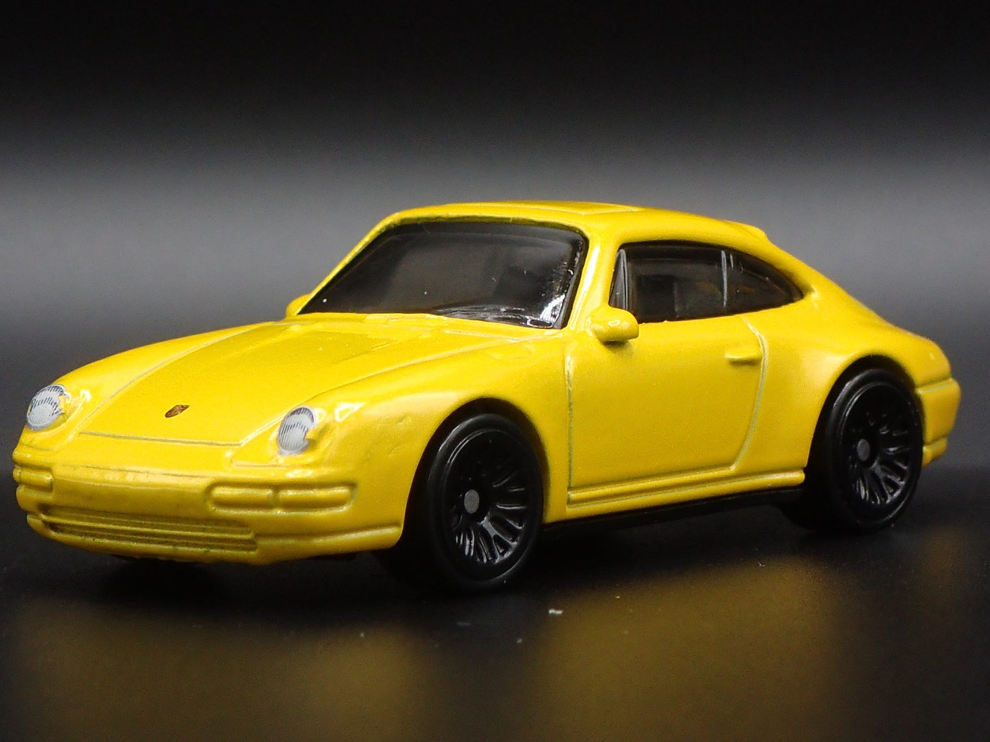 1994-1998 PORSCHE 911 CARRERA 993 YELLOW 1:64 SCALE DIORAMA DIECAST MODEL CAR
