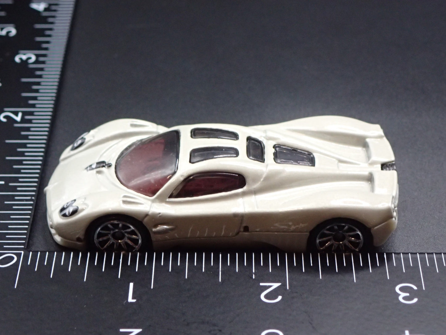 2022-2026 PAGANI UTOPIA SUPERCAR OFF WHITE 1:64 SCALE DIORAMA DIECAST MODEL CAR