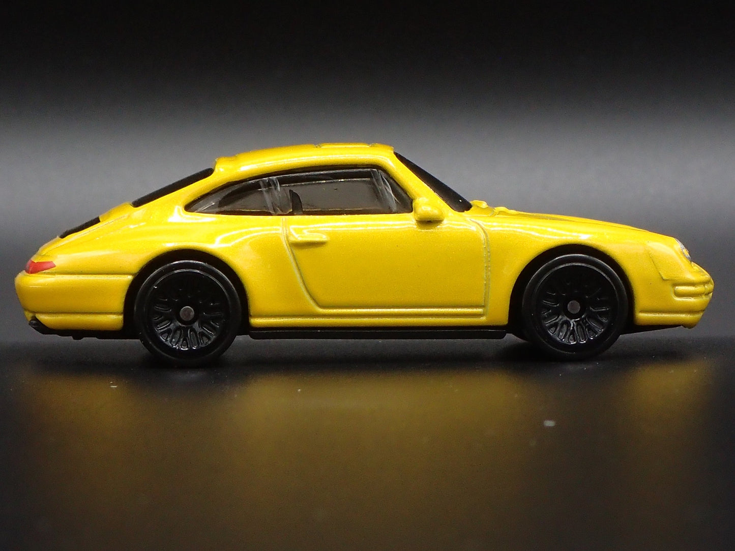 1994-1998 PORSCHE 911 CARRERA 993 YELLOW 1:64 SCALE DIORAMA DIECAST MODEL CAR