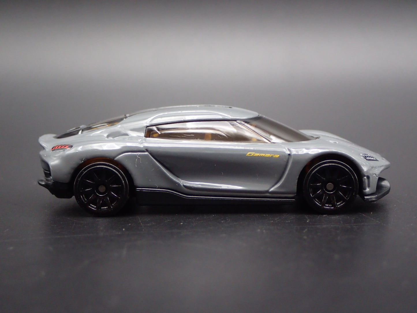 2024-2025 KOENIGSEGG GEMERA SUPER CAR GRAY 1:64 SCALE DIORAMA DIECAST MODEL CAR