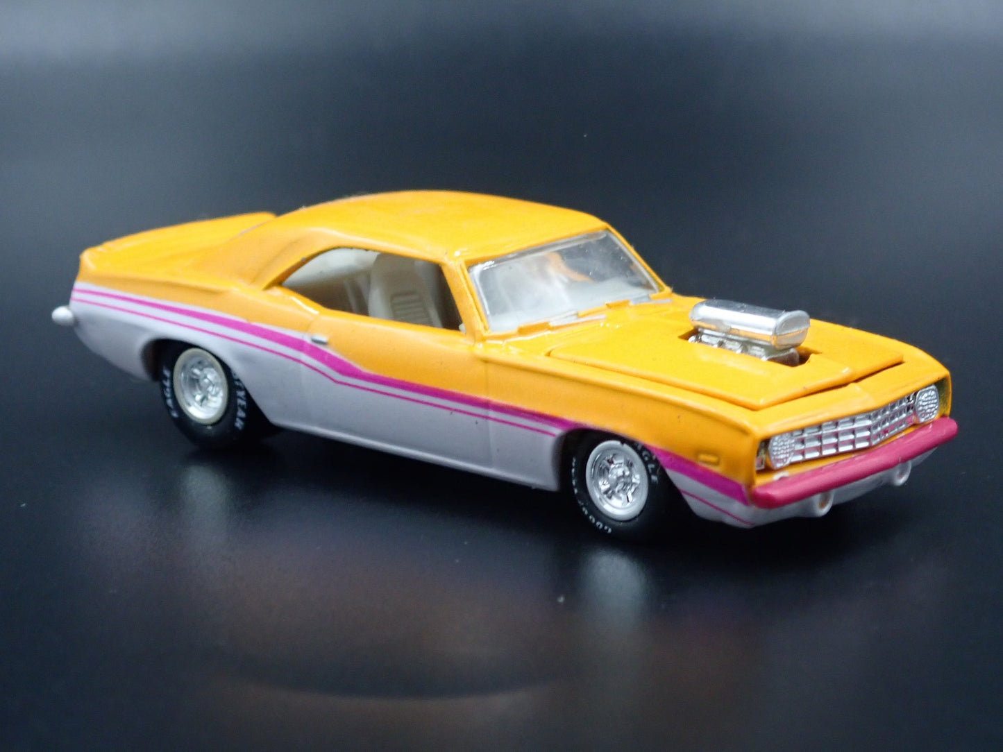 1969 69 CHEVY CHEVROLET CAMARO 1:64 SCALE COLLECTIBLE DIORAMA DIECAST MODEL CAR