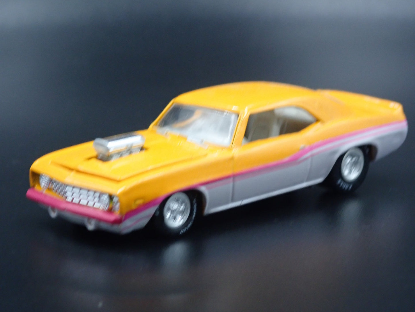 1969 69 CHEVY CHEVROLET CAMARO 1:64 SCALE COLLECTIBLE DIORAMA DIECAST MODEL CAR