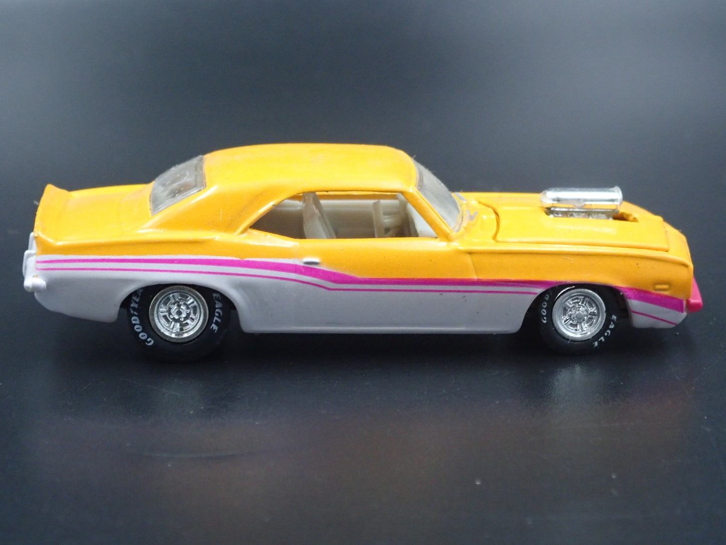 1969 69 CHEVY CHEVROLET CAMARO 1:64 SCALE COLLECTIBLE DIORAMA DIECAST MODEL CAR