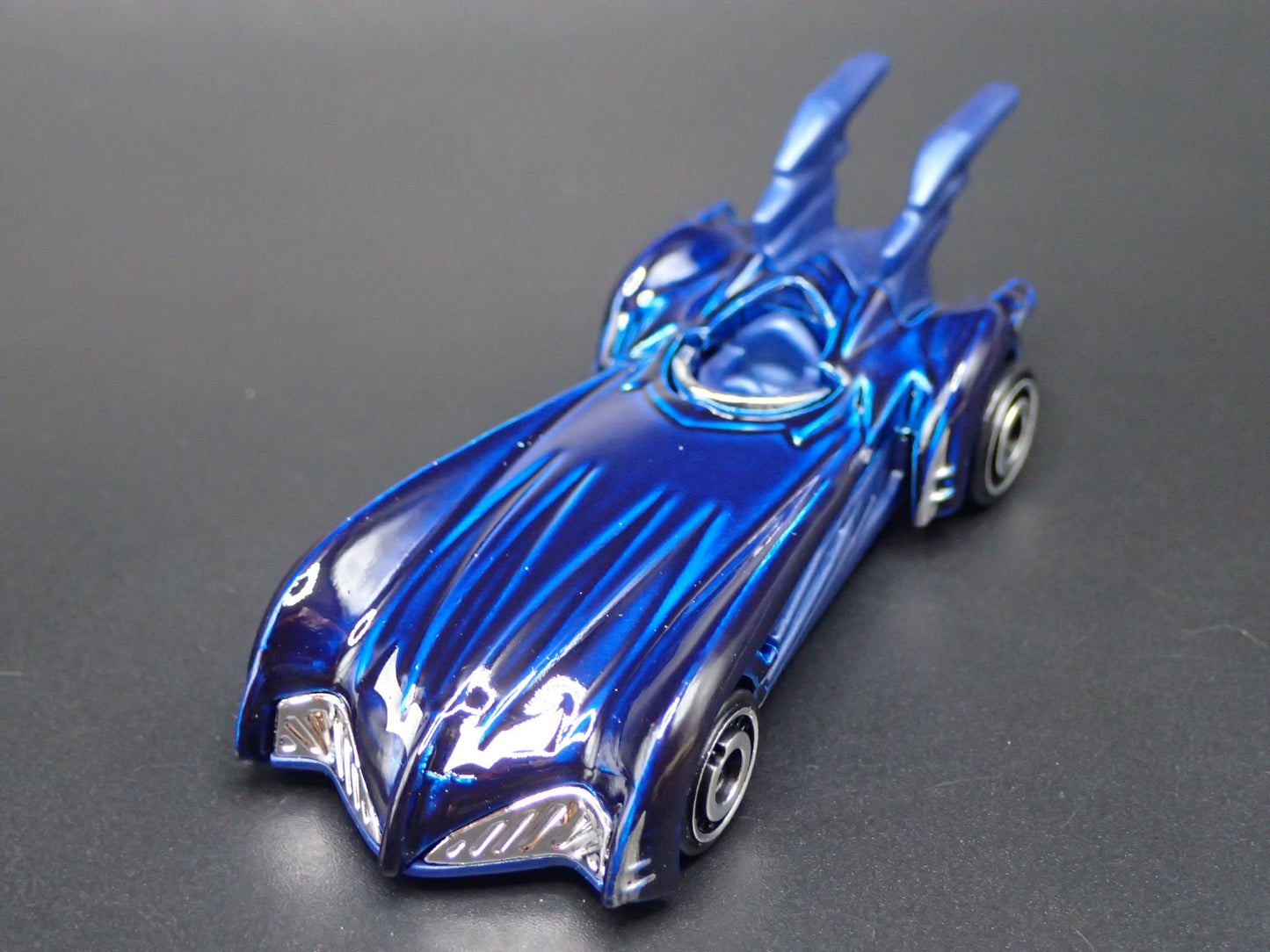 BATMAN & ROBIN BATMOBILE BLUE 1:64 SCALE COLLECTIBLE DIORAMA DIECAST MODEL CAR