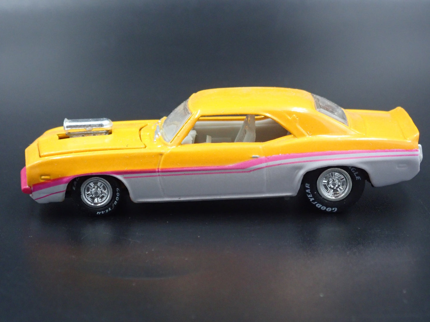 1969 69 CHEVY CHEVROLET CAMARO 1:64 SCALE COLLECTIBLE DIORAMA DIECAST MODEL CAR