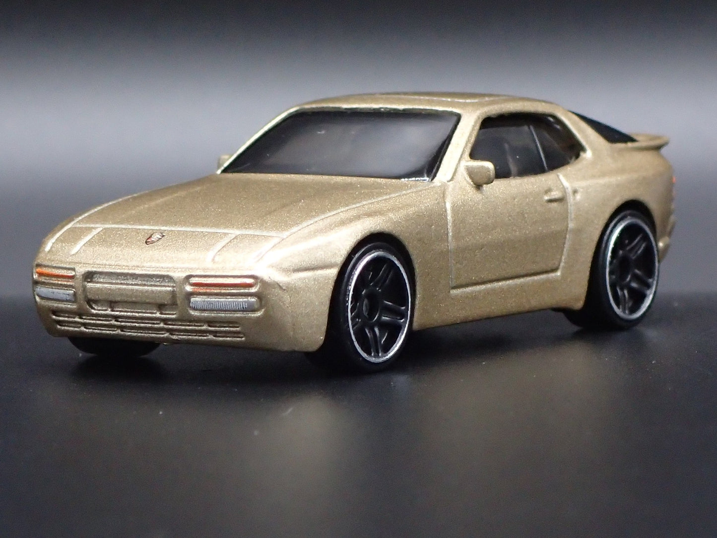 1982-1991 PORSCHE 944 TURBO 1:64 SCALE COLLECTIBLE DIORAMA DIECAST MODEL CAR