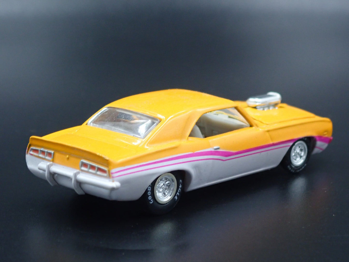 1969 69 CHEVY CHEVROLET CAMARO 1:64 SCALE COLLECTIBLE DIORAMA DIECAST MODEL CAR