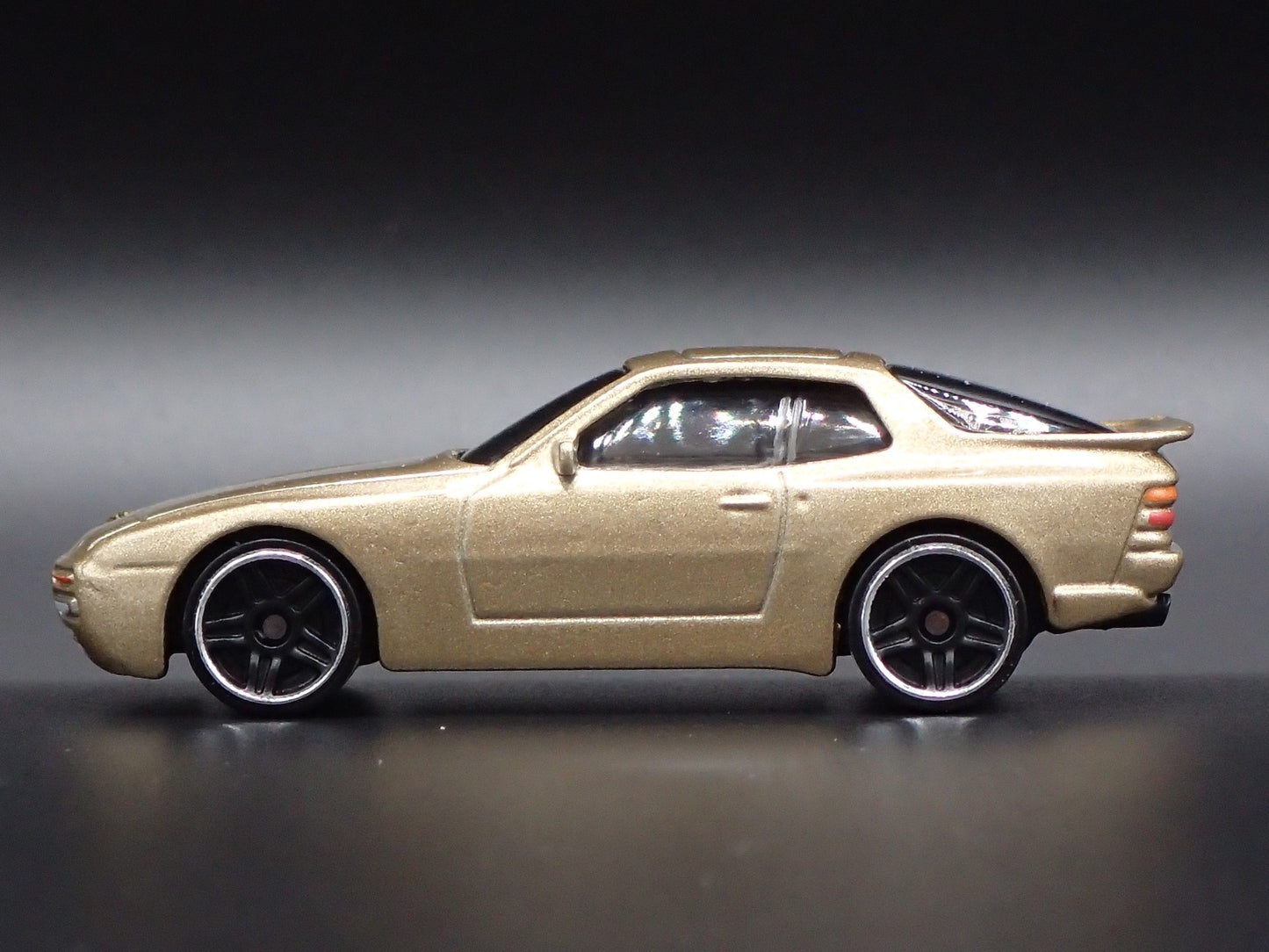 1982-1991 PORSCHE 944 TURBO 1:64 SCALE COLLECTIBLE DIORAMA DIECAST MODEL CAR