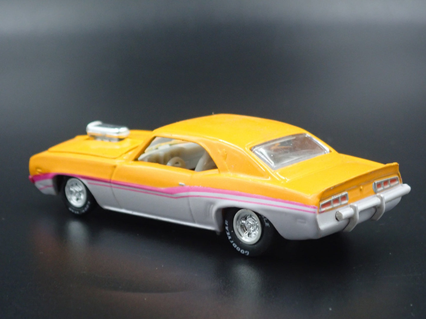 1969 69 CHEVY CHEVROLET CAMARO 1:64 SCALE COLLECTIBLE DIORAMA DIECAST MODEL CAR
