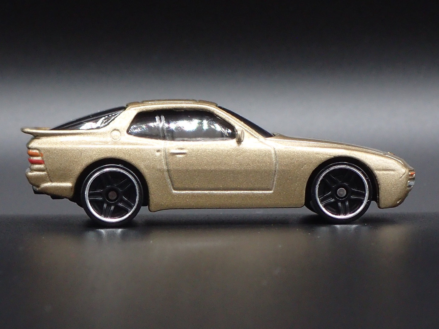 1982-1991 PORSCHE 944 TURBO 1:64 SCALE COLLECTIBLE DIORAMA DIECAST MODEL CAR