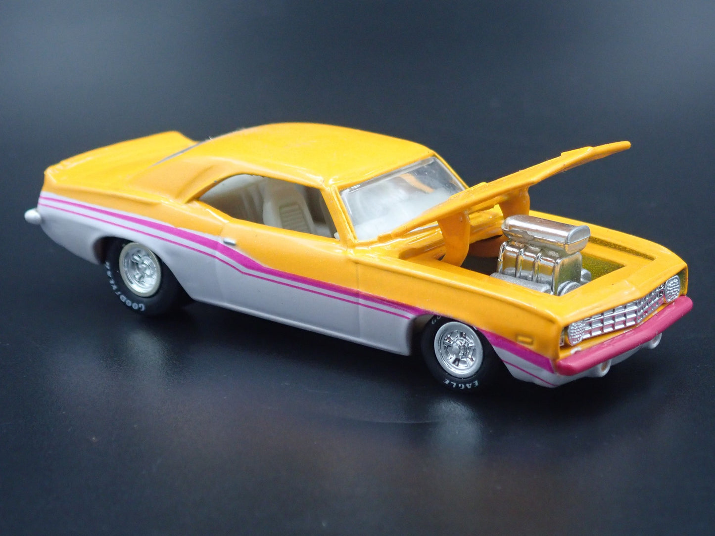 1969 69 CHEVY CHEVROLET CAMARO 1:64 SCALE COLLECTIBLE DIORAMA DIECAST MODEL CAR