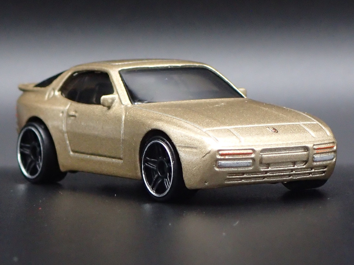 1982-1991 PORSCHE 944 TURBO 1:64 SCALE COLLECTIBLE DIORAMA DIECAST MODEL CAR