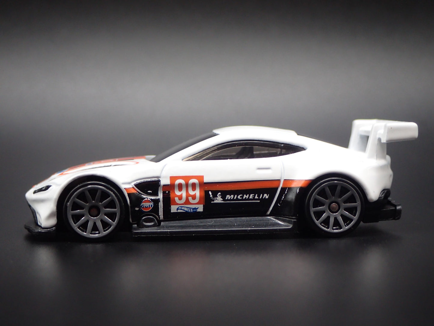 ASTON MARTIN VANTAGE GT3 RACING RACE TEAM 1/64 SCALE DIORAMA DIECAST MODEL CAR