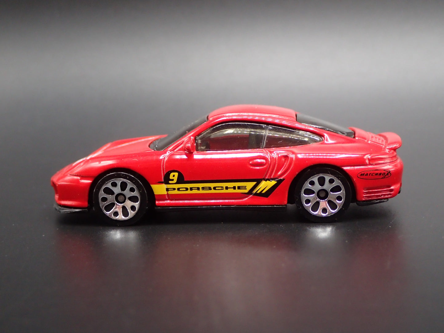 1998-2005 PORSCHE 911 CARRERA 4S 996 RED 1:64 SCALE DIORAMA DIECAST MODEL CAR
