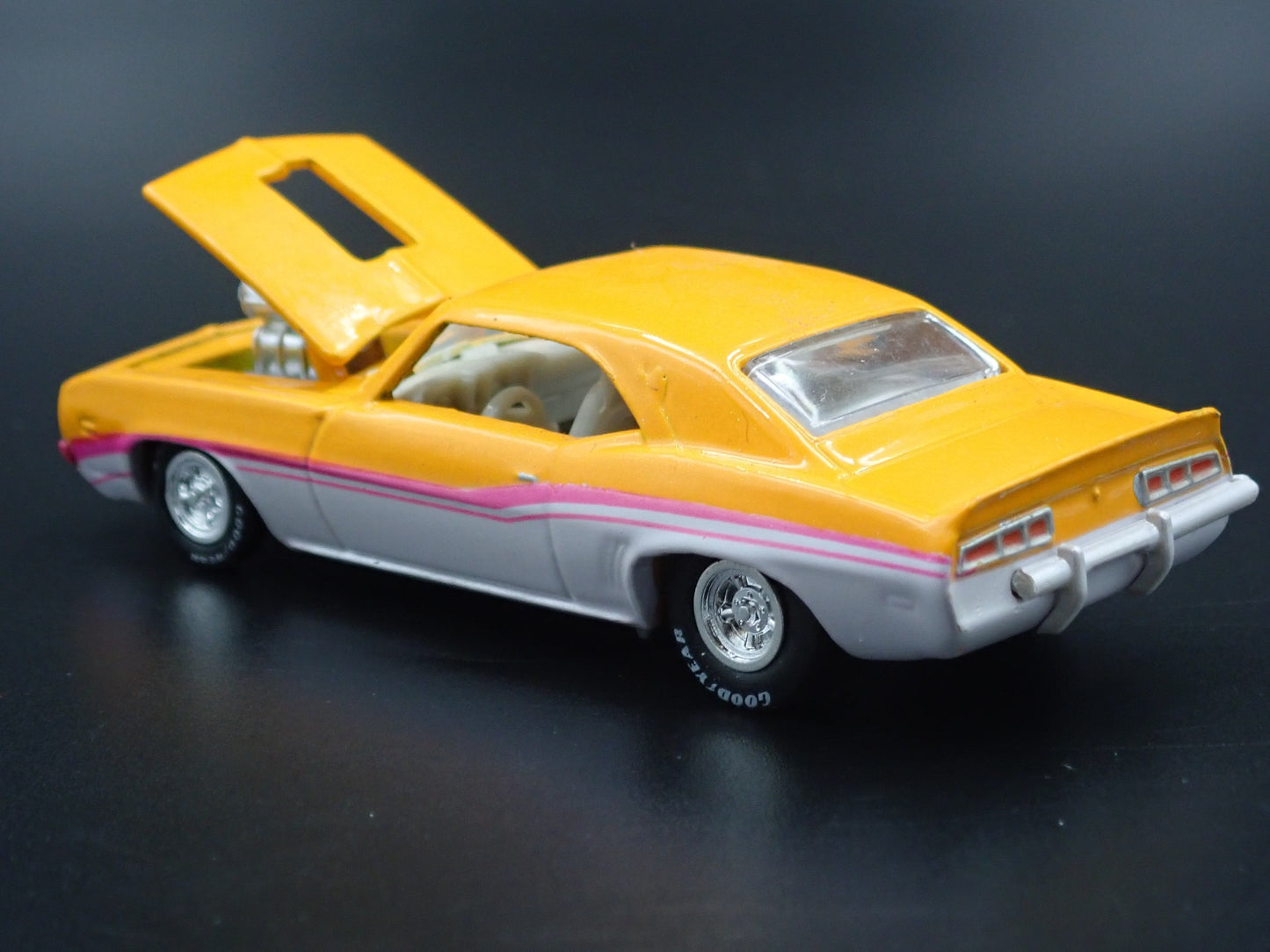 1969 69 CHEVY CHEVROLET CAMARO 1:64 SCALE COLLECTIBLE DIORAMA DIECAST MODEL CAR