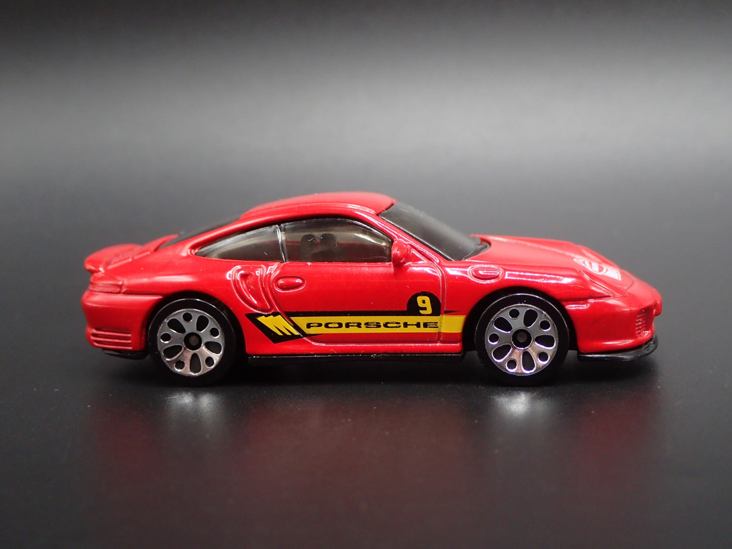 1998-2005 PORSCHE 911 CARRERA 4S 996 RED 1:64 SCALE DIORAMA DIECAST MODEL CAR