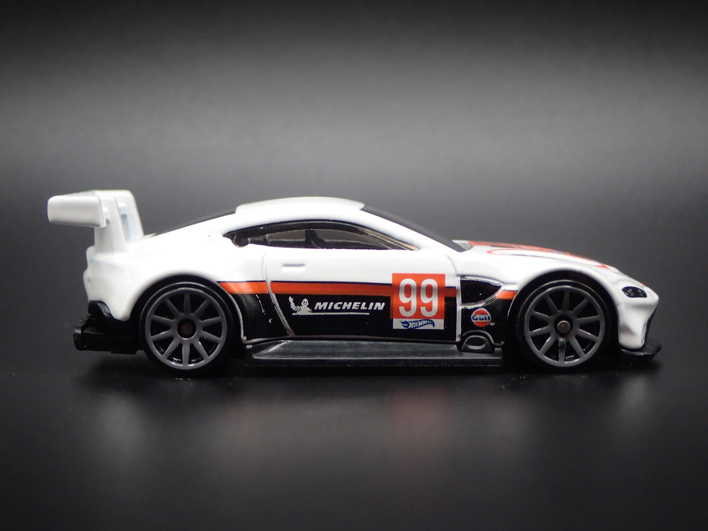 ASTON MARTIN VANTAGE GT3 RACING RACE TEAM 1/64 SCALE DIORAMA DIECAST MODEL CAR