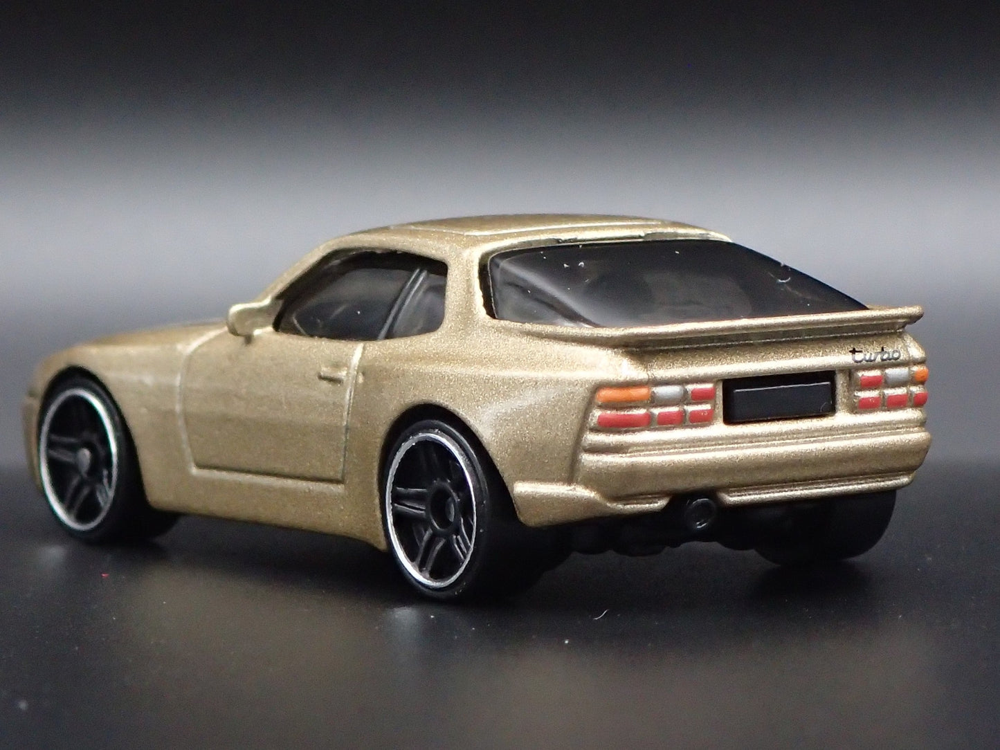 1982-1991 PORSCHE 944 TURBO 1:64 SCALE COLLECTIBLE DIORAMA DIECAST MODEL CAR
