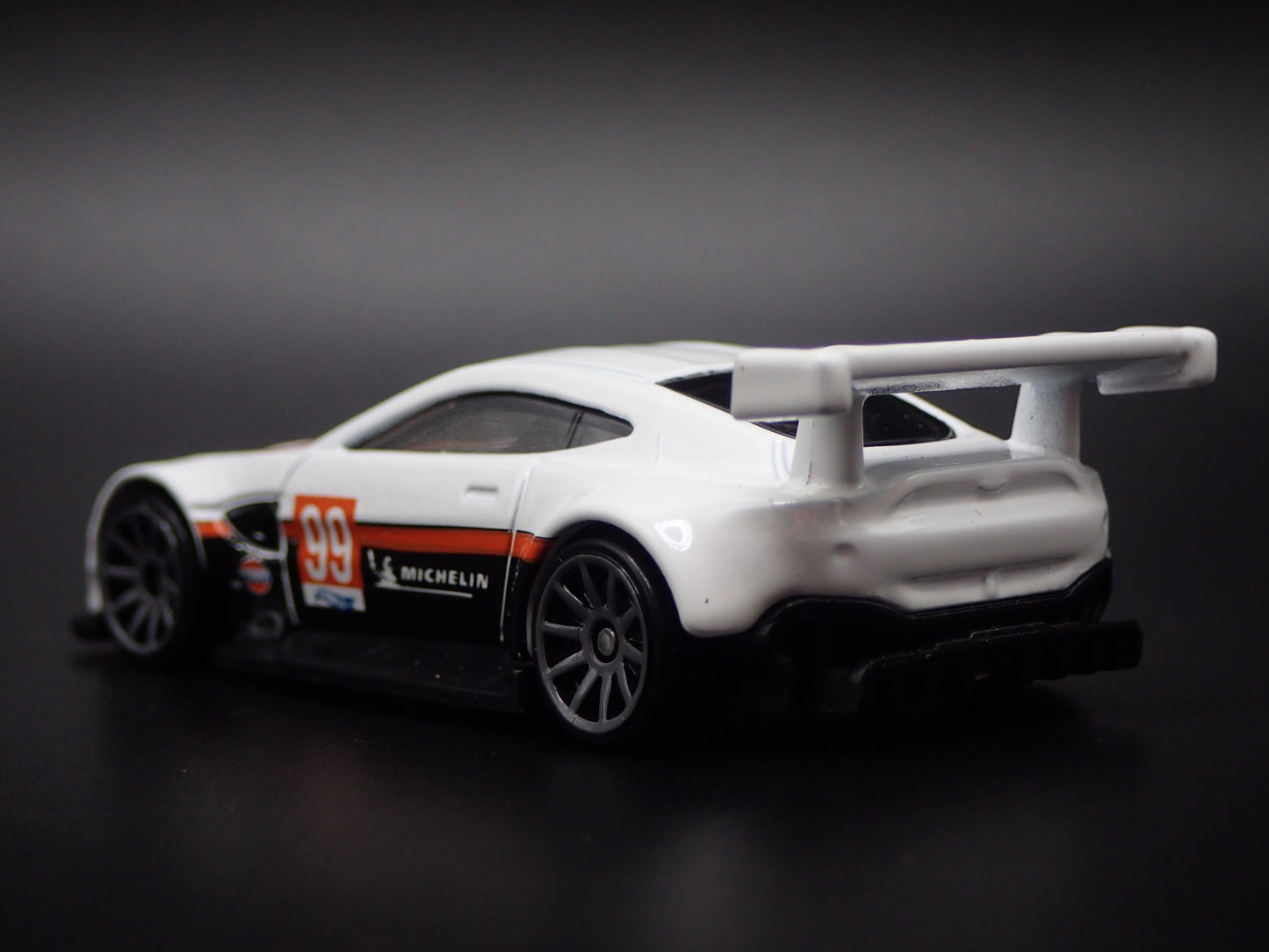 ASTON MARTIN VANTAGE GT3 RACING RACE TEAM 1/64 SCALE DIORAMA DIECAST MODEL CAR