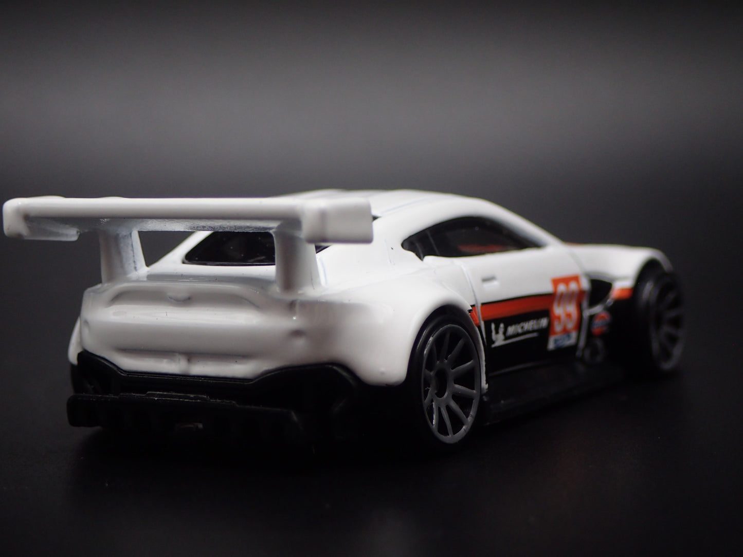 ASTON MARTIN VANTAGE GT3 RACING RACE TEAM 1/64 SCALE DIORAMA DIECAST MODEL CAR