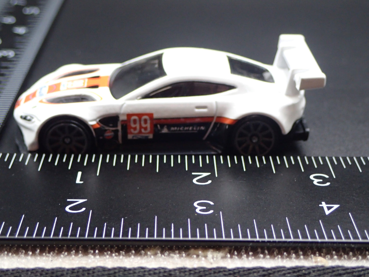ASTON MARTIN VANTAGE GT3 RACING RACE TEAM 1/64 SCALE DIORAMA DIECAST MODEL CAR