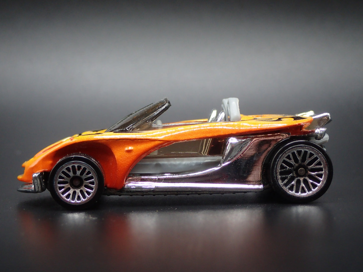 2000 00 LOTUS ELISE 340R CUSTOM YELLOW 1:64 SCALE  DIORAMA DIECAST MODEL CAR
