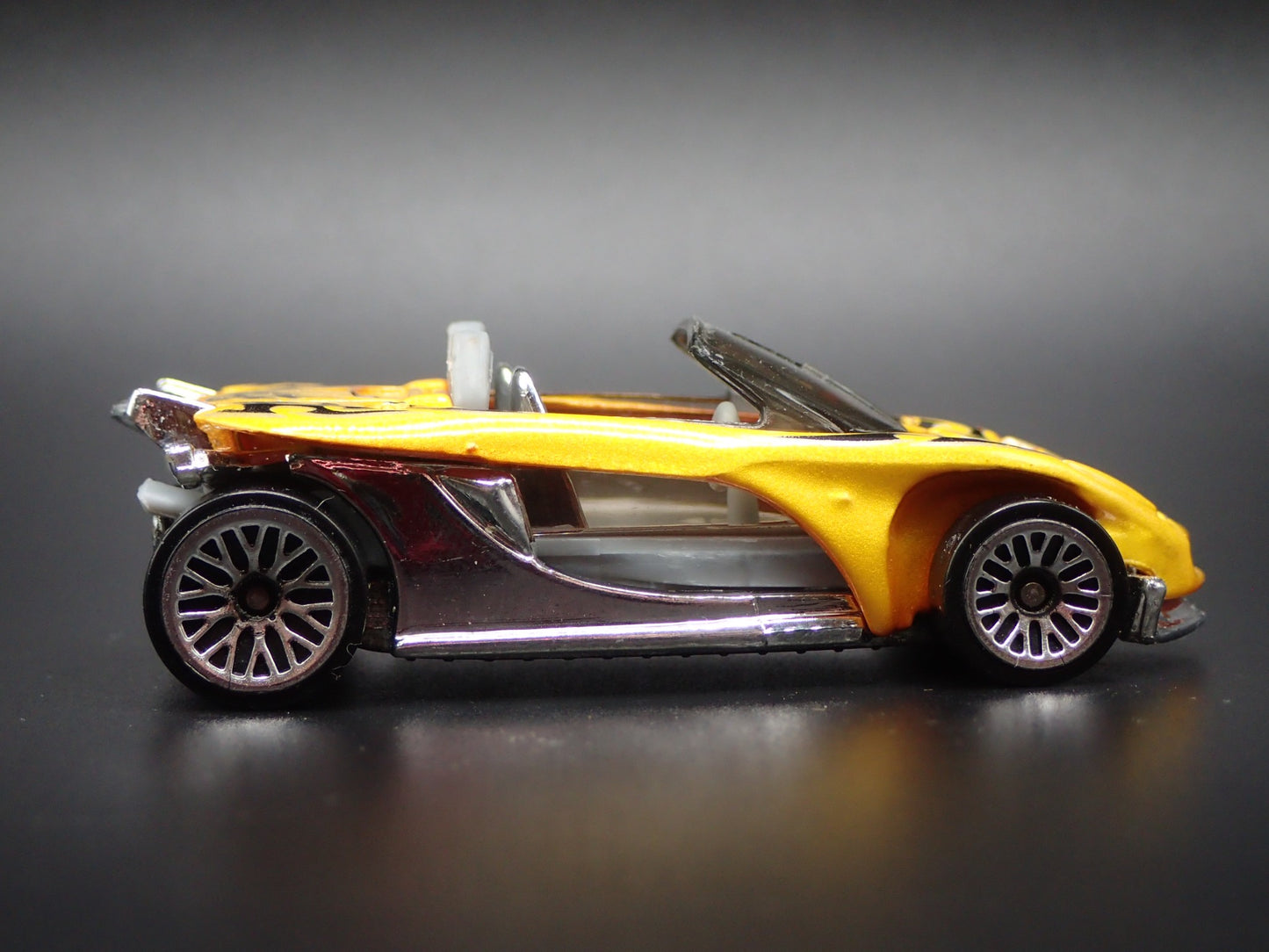 2000 00 LOTUS ELISE 340R CUSTOM YELLOW 1:64 SCALE  DIORAMA DIECAST MODEL CAR