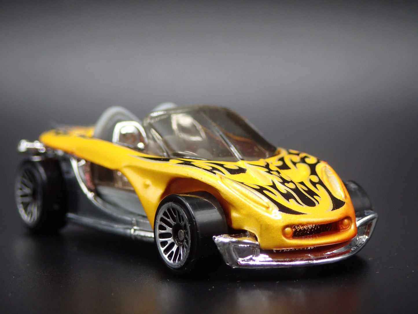 2000 00 LOTUS ELISE 340R CUSTOM YELLOW 1:64 SCALE  DIORAMA DIECAST MODEL CAR